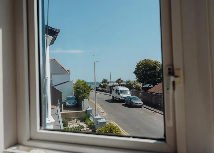 No4 Queens Parade Close To Tenby South Beach
