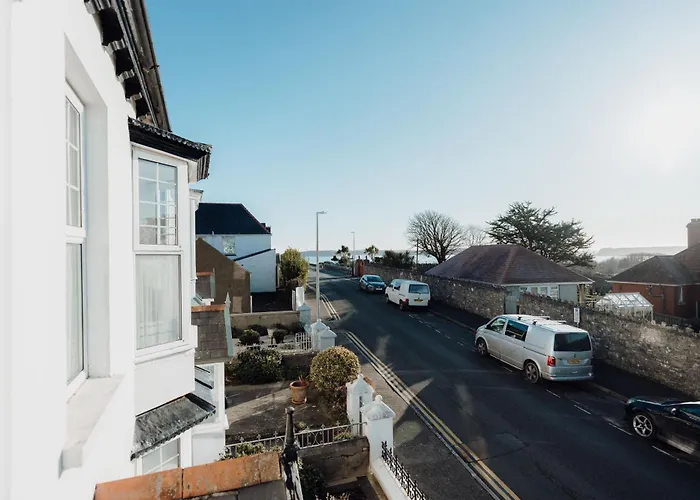 No4 Queens Parade Close To Tenby South Beach