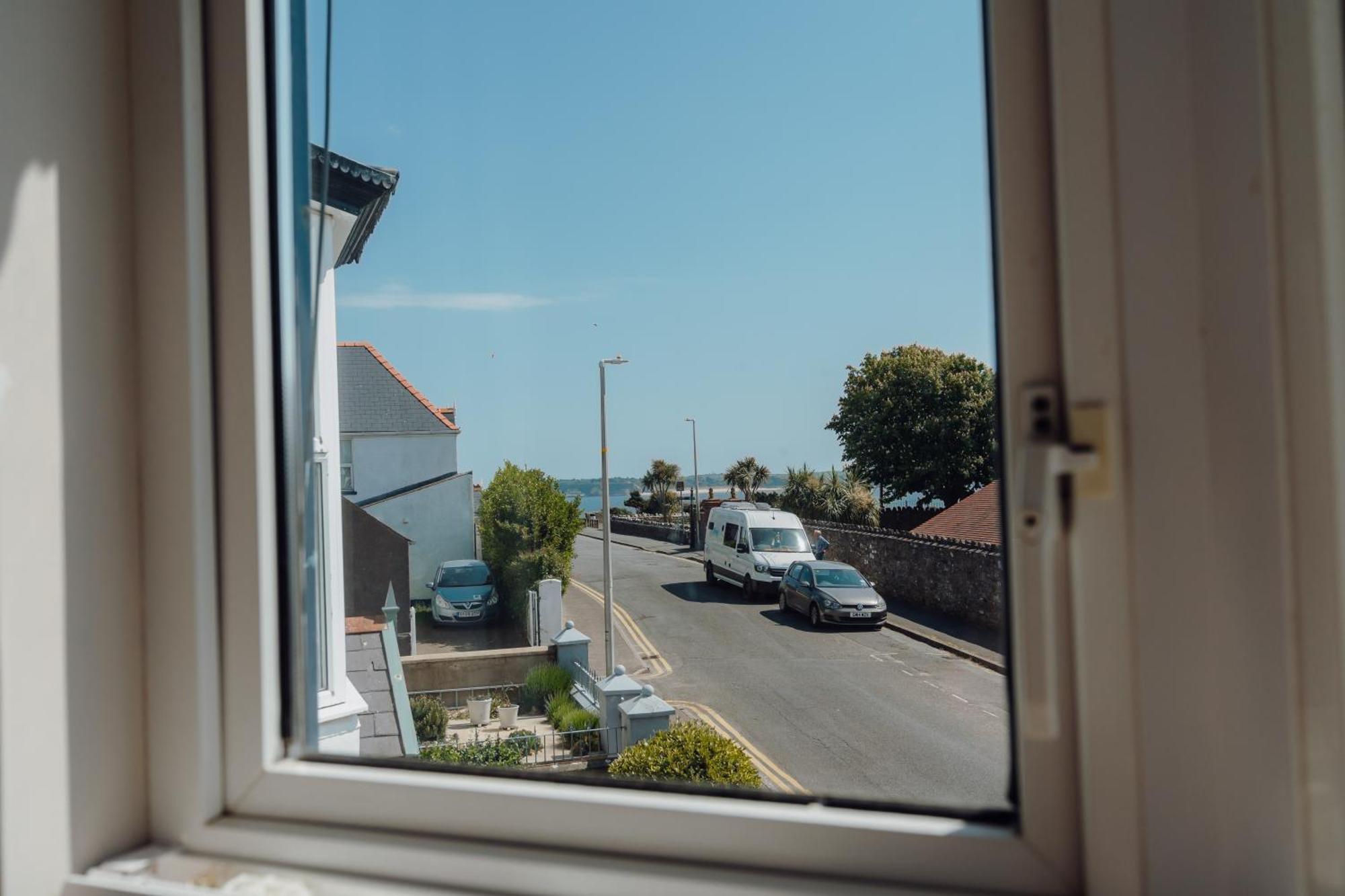 No4 Queens Parade Close To South Holiday home Tenby